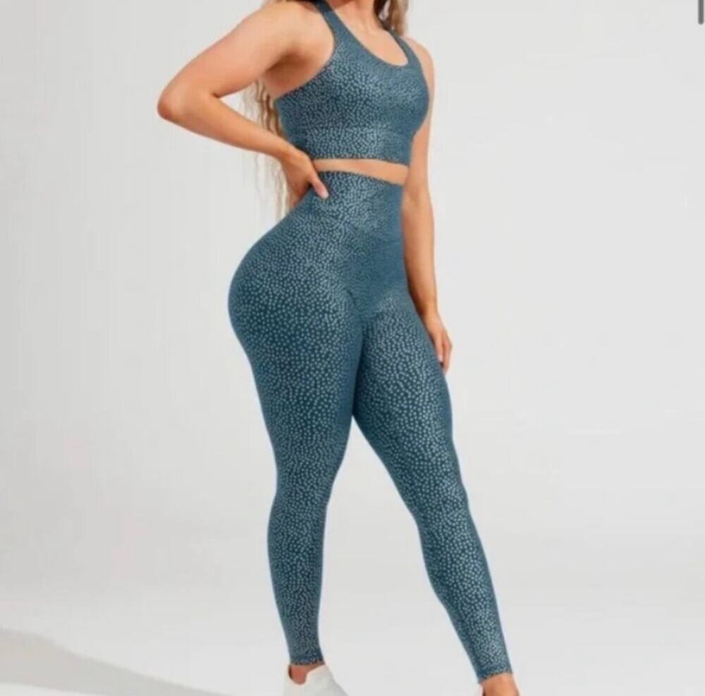Buff Bunny Rosa pocket legging  
 "Bossy" print Nile blue size medium